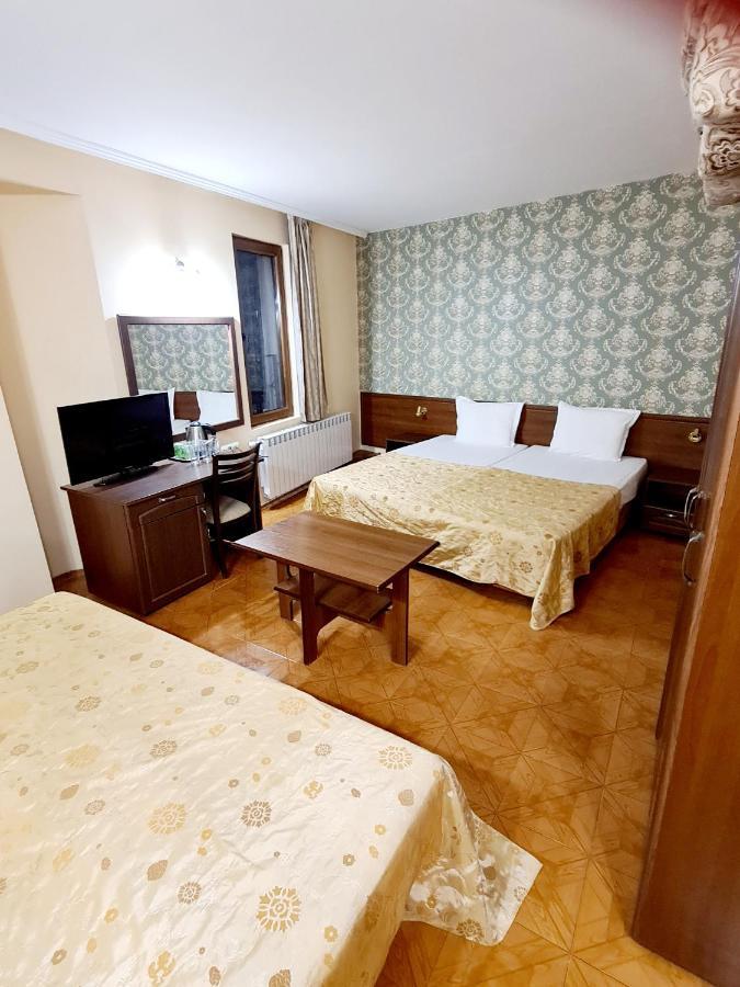 Lucky Hotel Veliko Tărnovo Exteriör bild
