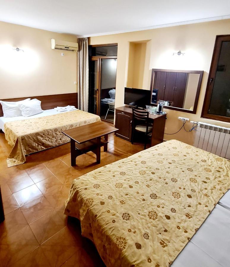 Lucky Hotel Veliko Tărnovo Exteriör bild