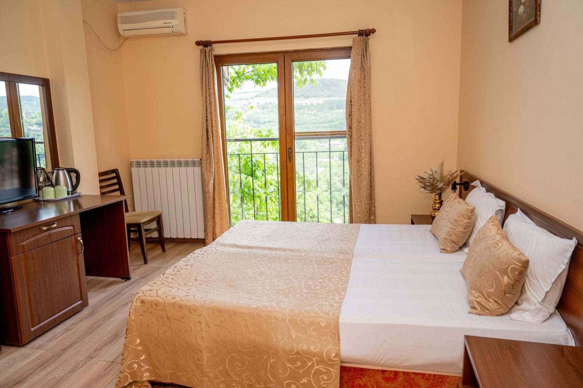 Lucky Hotel Veliko Tărnovo Exteriör bild